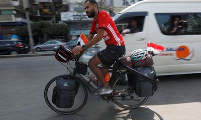Chàng trai Ai Cập 24 tuổi dũng cảm đạp xe 5000km để tới Nga xem World Cup 