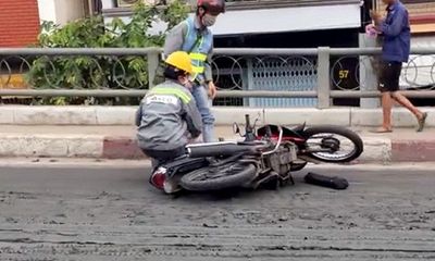 TP. HCM: Mặt cầu Kênh Tẻ đầy bùn đất, nhiều xe máy đổ ngã vì trơn trượt