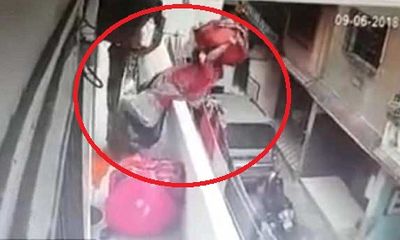Video: Thót tim cảnh người phụ nữ rơi khỏi ban công chỉ vì nhường đường