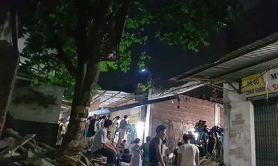 Hà Nội: Ngôi nhà đang xây bỗng đổ sập lúc nửa đêm, 4 người thương vong