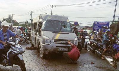 Xe khách bị lật ở Sài Gòn, hàng chục người kêu cứu