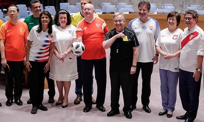 World Cup 2018: Các đại sứ LHQ bất ngờ mặc áo đội tuyển đi họp chương trình nghị sự