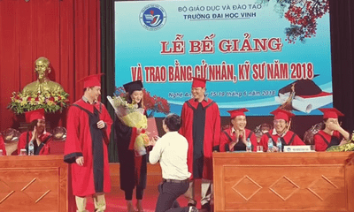 Nữ sinh được thầy giáo quỳ gối cầu hôn trong lễ tốt nghiệp gây tranh cãi