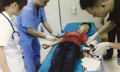 Thái rau chuối giúp bố mẹ, bé trai bị đứt lìa ngón tay