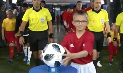 World Cup 2018: Khoảnh khắc hài hước cậu bé cướp bóng của trọng tài