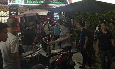 Hà Nội: Cảnh sát quật ngã thanh niên đâm người rồi leo lên nóc nhà cố thủ