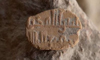 Phát hiện Thánh bùa bí ẩn 1.000 năm tuổi dưới bãi đậu xe ở Israel