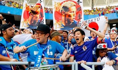 Cổ động viên Nhật Bản dọn rác trên khán đài sau trận đấu với Colombia khiến cộng đồng mạng khâm phục
