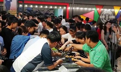 Clip: Hàng trăm người tranh giành đồ ăn buffet miễn phí ở Cần Thơ