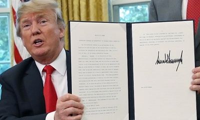 Tổng thống Trump bất ngờ ký sắc lệnh ngừng chia cắt gia đình nhập cư