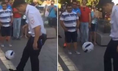Ngạc nhiên trước tài tâng bóng của sỹ quan cảnh sát nước chủ nhà World Cup 2018