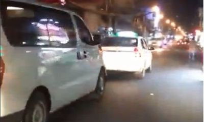 Video: Bất chấp xe cứu thương hú còi liên tục, taxi quyết không nhường đường