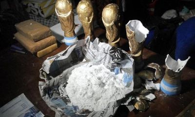 Băng đảng Argentina giấu 12 kg ma túy trong bản sao cúp vàng World Cup