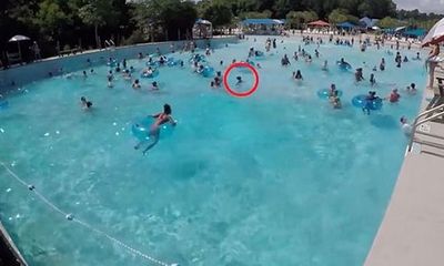 Video: Cứu hộ nhanh trí giải cứu bé gái đuối nước ở bể bơi đông người
