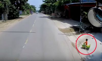 Video: Tài xế thót tim vì bé gái bất ngờ chạy ra trước đầu xe