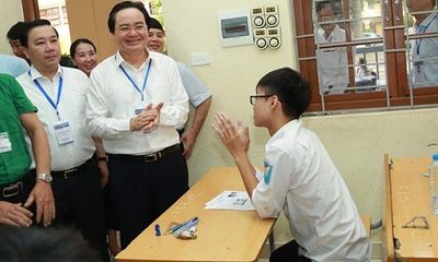 Bộ trưởng Phùng Xuân Nhạ xuống điểm thi động viên các thí sinh