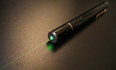 Bé trai 9 tuổi bị thủng võng mạc vì chơi bút laser