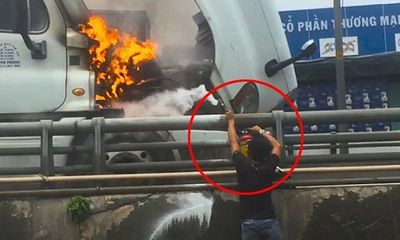 Clip: Nam tài xế loay hoay tìm cách dập lửa đầu xe container
