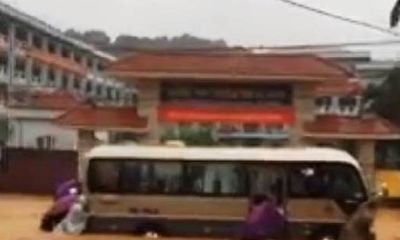Video: Đoàn người giúp ô tô khách thoát khỏi dòng nước lũ ở Hà Giang