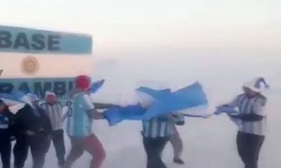 Video: Fan cuồng của Argentina lên Nam cực ăn mừng chiến thắng