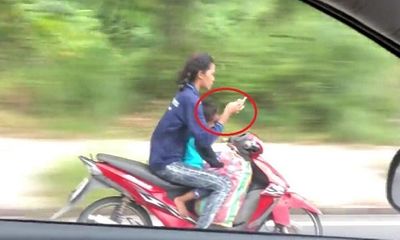 Video: Người phụ nữ lái xe chở theo con nhỏ buông cả hai tay để nhắn tin