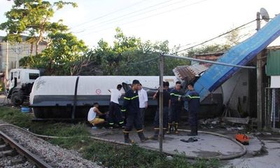 Nguyên nhân vụ tai nạn xe bồn bị tàu hỏa húc văng ở Nghệ An