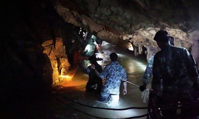 Đội cứu hộ chỉ còn cách đội bóng Thái Lan mắc kẹt trong hang 2km