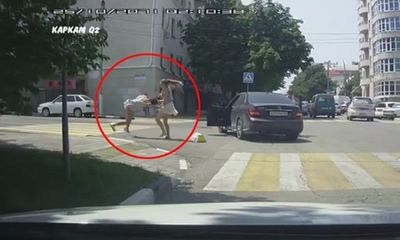 Video: Bấm còi với người đi bộ, nữ tài xế Mercedes bị đánh giữa phố