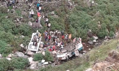 Xe buýt lao xuống hẻm núi, gần 50 người tử vong