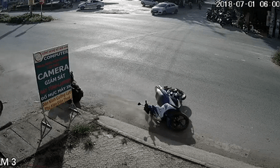 Tin tai nạn giao thông mới nhất ngày 5/7/2018: Xe đạp điện sang đường như trong sân nhà, xe máy ngã văng cả chục mét