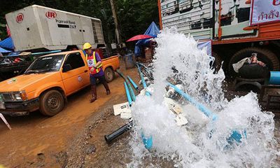 Nhiều người Thái tự ý sử dụng máy bơm làm nước chảy ngược lại hang đội bóng nhí mắc kẹt