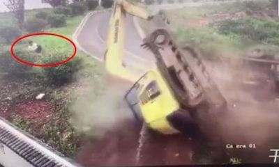 Video: Mất lái khi vào khúc cua, tài xế nhanh trí nhảy khỏi xe thoát chết trong gang tấc