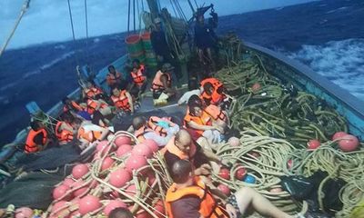 Tàu du lịch chở gần 100 khách chìm ở Phuket, 49 người mất tích