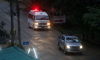 Cận cảnh xe cứu thương đưa các cầu thủ nhí rời khỏi hang Tham Luang