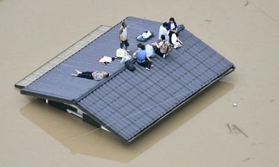 Video: Kinh hoàng dòng nước lũ nhấn chìm miền Tây Nhật Bản