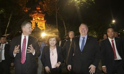 Ngoại trưởng Mỹ tươi cười rạng rỡ khi đi dạo phố cổ Hà Nội