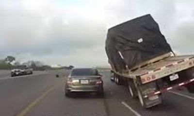 Video: Sởn tóc gáy khi xe container chao nghiêng, suýt đè bẹp xe con