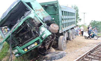 Xe tải chết máy chắn trên đường ngang bị tàu hỏa đâm nát đầu