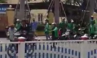 Video: Xe ôm truyền thống hỗn chiến với Grab ở Huế