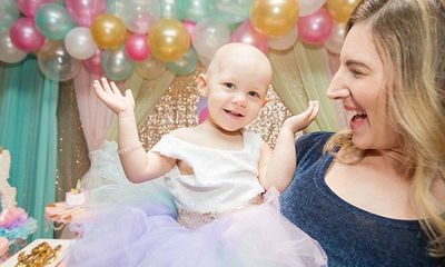 Bé gái mới 15 tháng tuổi giành giật sự sống với căn bệnh ung thư buồng trứng
