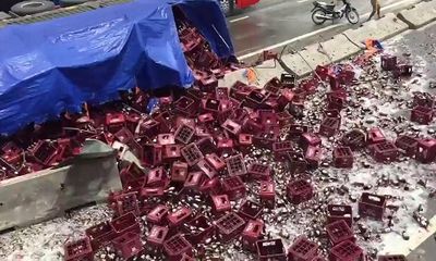 Video: Xe container bị lật, hàng nghìn chai bia vỡ phủ kín mặt đường