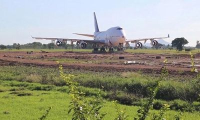 Nông dân Thái Lan choáng váng khi thấy một chiếc Boeing 747 nằm giữa đồng