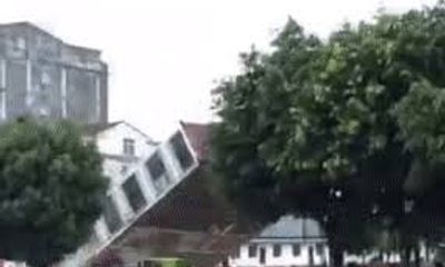 Video: Mưa lớn gây sạt lở, nhà cao tầng đổ sập trong tích tắc