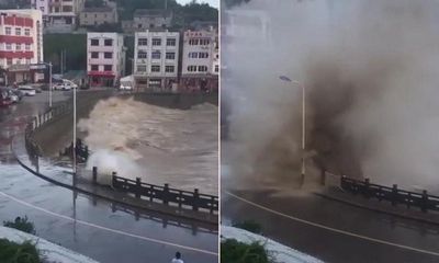 Video bão Maria: Người Trung Quốc tháo chạy trước cột sóng biển 