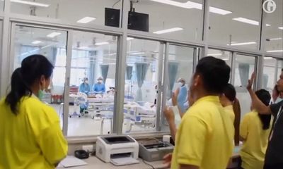 Video: Xúc động khoảnh khắc đội bóng Thái Lan gặp lại bố mẹ tại bệnh viện