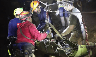 Video hải quân Thái Lan: Đội bóng không lặn mà được khiêng ra khỏi hang