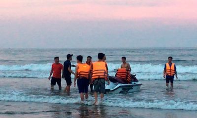 Vụ 8 du khách bị sóng cuốn khi tắm biển: Trung sĩ cảnh sát nhường áo phao cứu sống 4 người