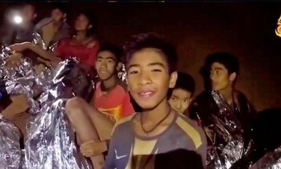 Đội bóng nhí Thái Lan từng dùng tay không cào bùn, đất để sống sót khi nước dâng