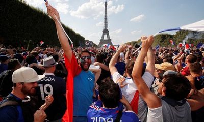 CĐV Pháp ăn mừng cuồng nhiệt ngày đội bóng đăng quang World Cup 2018