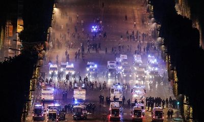 Pháp ăn mừng vô địch: Hai cổ động viên thiệt mạng, cảnh sát giải tán đám đông quá khích